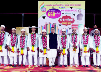 हजरत खाजा शमशोद्दीन गाजी रहे. वेलफेअर सोसायटी उस्मानाबाद च्या सामुदायीक विवाह सोहळ्यात १२ जोडप्यांनी बांधल्या रेशीम गाठी