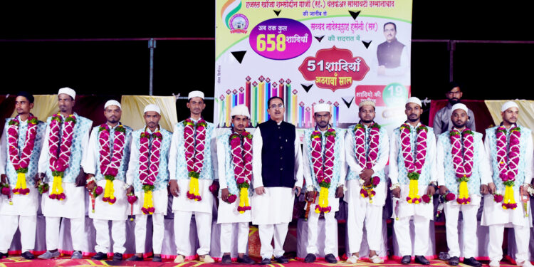 हजरत खाजा शमशोद्दीन गाजी रहे. वेलफेअर सोसायटी उस्मानाबाद च्या सामुदायीक विवाह सोहळ्यात १२ जोडप्यांनी बांधल्या रेशीम गाठी