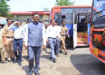 प्रवाशांच्या सेवेसाठी परिवहन मंत्री सरनाईक यांची थेट महामार्गावरील हॉटेलमध्ये जाऊन केली पाहणी