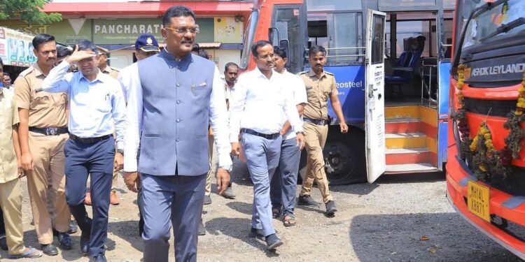प्रवाशांच्या सेवेसाठी परिवहन मंत्री सरनाईक यांची थेट महामार्गावरील हॉटेलमध्ये जाऊन केली पाहणी