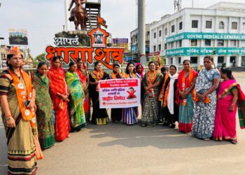 नारीशक्तीविरोधी भूमिकेवर काँग्रेस-इंडिया आघाडीचा शिवसेना महिला आघाडीचा धाराशिवमध्ये जाहीर निषेध