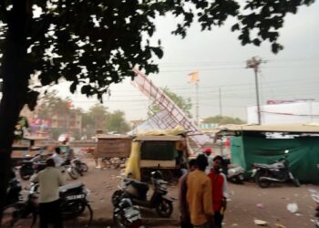 कानफुके रील स्टार सभापतीनीचे शहराकडे दुर्लक्ष!“अनधिकृत होर्डिंग रस्त्यावर कोसळून अपघातांना निमंत्रण