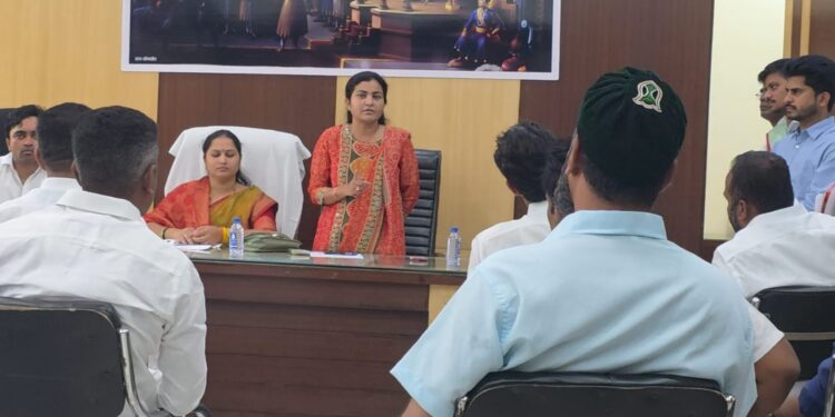 माझ्या कर्मचाऱ्यांवर दबाव टाकाल तर गुन्हा दाखल करणार – अंधारे न.प. सर्वसाधारण सभेत मुख्याधिकाऱ्यांनीच सत्ताधाऱ्यांना सुनावले !
