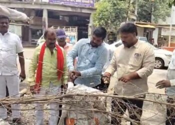पंचायत समिती मधून समता नगर कडे जाणारा रस्ता  शिवसेना (उ.बा.ठा.)  स्टाईलने तारेचे कुंपन उखडून टाकुन पुर्ववत खुला