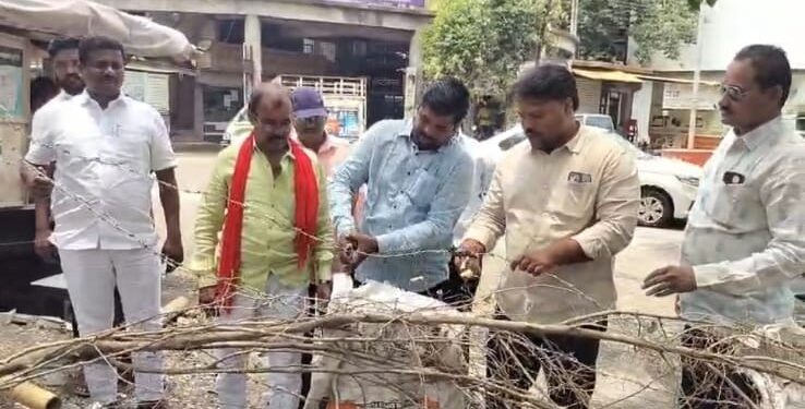 पंचायत समिती मधून समता नगर कडे जाणारा रस्ता  शिवसेना (उ.बा.ठा.)  स्टाईलने तारेचे कुंपन उखडून टाकुन पुर्ववत खुला