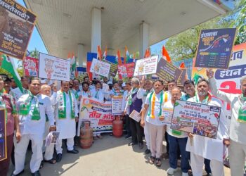 इंधन दरवाढीविरोधात काँग्रेसचे तीव्र आंदोलन ; सरकारविरोधी घोषणांनी परिसर दणाणला