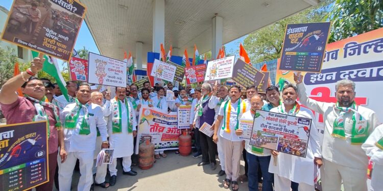 इंधन दरवाढीविरोधात काँग्रेसचे तीव्र आंदोलन ; सरकारविरोधी घोषणांनी परिसर दणाणला