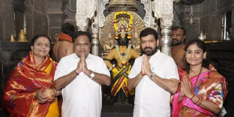 “विठूरायाच्या दर्शनाने मनाला नवी ऊर्जा” : आ. प्रा. डॉ. तानाजीराव सावंत यांचे पंढरपुरात सहकुटुंब विठ्ठल-रुक्मिणी दर्शन