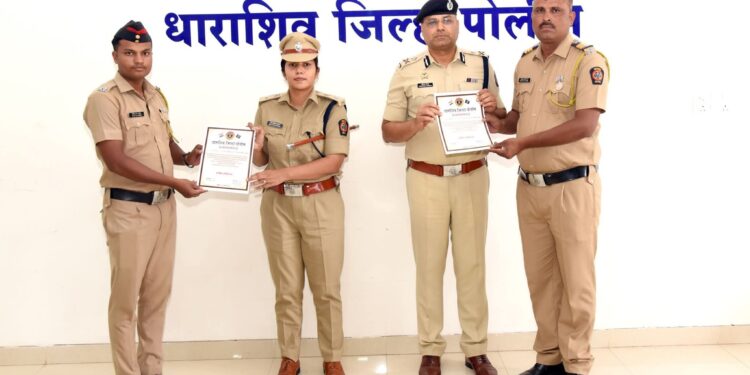 उत्कृष्ट कामगिरीबद्दल आय जी मिश्रा यांच्या हस्ते पोलीस हवालदार सुधाकर भांगे यांचा विशेष सन्मान