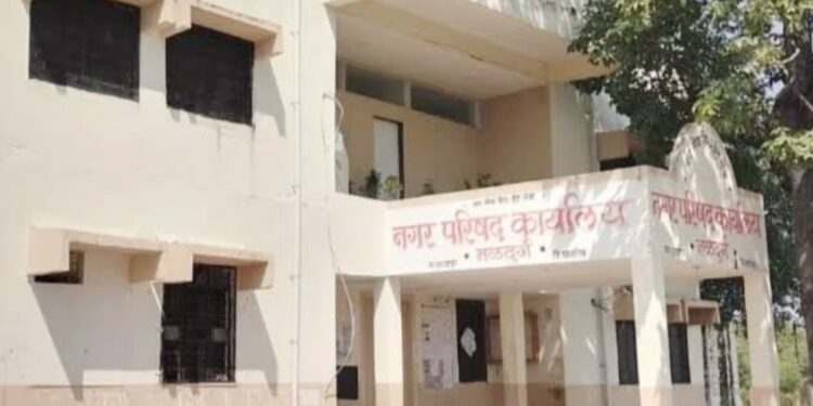 नळदुर्ग शहरात तुळजापूरच्या धर्तीवर अतिक्रमण हटाव मोहीम कधी?प्रशासनाच्या भूमिकेकडे नागरिकांचे लक्ष, रस्ते मोकळे करण्याची मागणी.