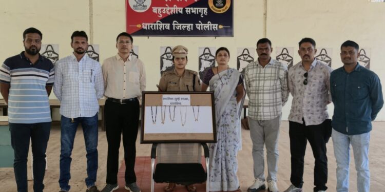 महिलांच्या गळ्यातील मंगळसूत्र चोरी करणारी टोळी जेरबंदस्थानिक गुन्हे शाखेची धडाकेबाज कारवाई; ४ आरोपी ताब्यात, ८ लाख ३८ हजार ५०० रुपयांचा मुद्देमाल जप्त