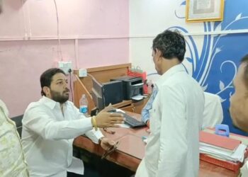११ दिवसांपासून पाणीटंचाई; सत्ताधारी-विरोधकांच्या निष्क्रियतेवर नागरिकांचा सवाल, सुरज साळुंके यांचा नगरपालिकेत धडक देत आंदोलनाचा इशारा