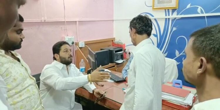 ११ दिवसांपासून पाणीटंचाई; सत्ताधारी-विरोधकांच्या निष्क्रियतेवर नागरिकांचा सवाल, सुरज साळुंके यांचा नगरपालिकेत धडक देत आंदोलनाचा इशारा