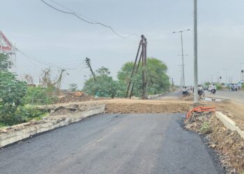 “सर्वपक्षीय! लाडक्या ठेकेदारामुळे धाराशिवकरांचा जीव धोक्यात” सर्व्हिस रोड बंद केल्याने संताप