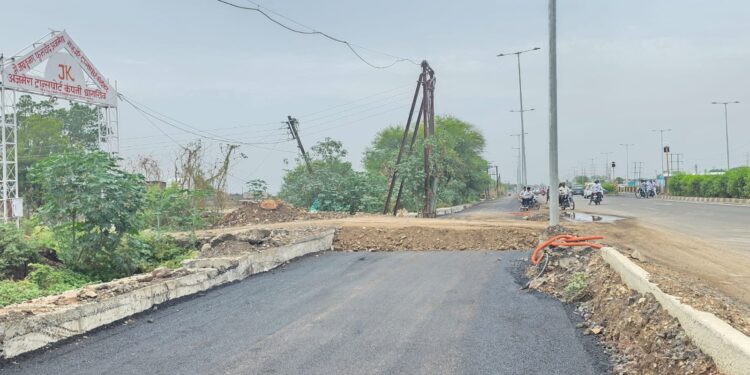  “सर्वपक्षीय! लाडक्या ठेकेदारामुळे धाराशिवकरांचा जीव धोक्यात”  सर्व्हिस रोड बंद केल्याने संताप