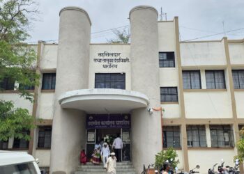 तथाकथित समाजसेवकाकडून नागरिकांची फसवणूक, तहसीलदारांनी चौकशीसाठी एकाला घेतले ताब्यात