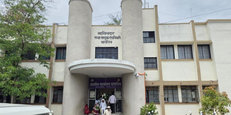 तथाकथित समाजसेवकाकडून नागरिकांची फसवणूक, तहसीलदारांनी चौकशीसाठी एकाला घेतले ताब्यात