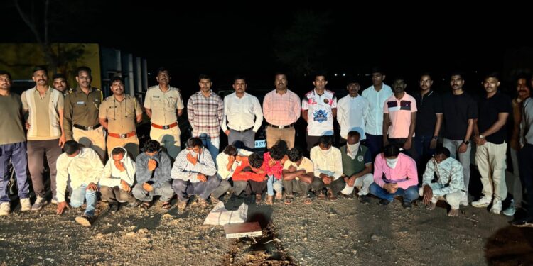 “दर्शन बिअर बारच्या आड जुगाराचा गोरखधंदा…श्रीपाद वीरसह “या” ११ जणांवर पोलिसांचा दणका