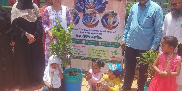 नगर परिषद शाळा क्र. ८ मध्ये मुख्याधिकारी नीता अंधारे यांच्या हस्ते विद्यार्थ्यांचे स्वागत