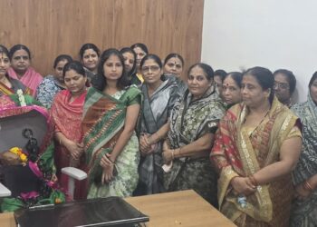 यात्रा मैदानाच्या प्रश्नावर महिलांचा एल्गार मुख्याधिकाऱ्यांच्या खुर्चीची ओटी भरून अनोखे आंदोलन