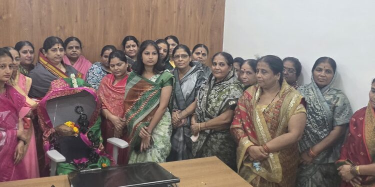यात्रा मैदानाच्या प्रश्नावर महिलांचा एल्गार मुख्याधिकाऱ्यांच्या खुर्चीची ओटी भरून अनोखे आंदोलन
