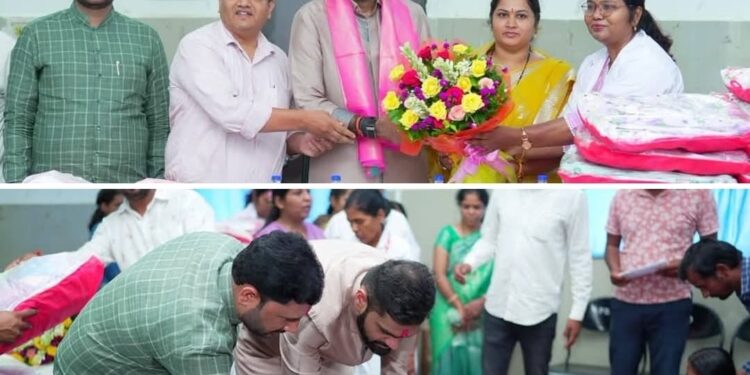 मल्हार पाटील यांच्या वाढदिवसानिमित्त नवजात बालकांना बेबी किट व चांदीच्या नाण्यांचे वाटप; प्रवीण माळी यांचा सामाजिक उपक्रम