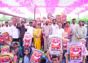 मल्हार पाटील यांच्या वाढदिवसानिमित्त शिक्षणाला प्रोत्साहन सभापती आकाश तावडे यांच्या वतीने विद्यार्थ्यांना स्कूल बॅगचे वाटप