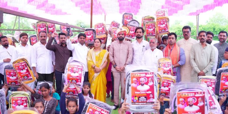 मल्हार पाटील यांच्या वाढदिवसानिमित्त शिक्षणाला प्रोत्साहन सभापती आकाश तावडे यांच्या वतीने विद्यार्थ्यांना स्कूल बॅगचे वाटप