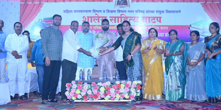 मल्हार पाटील यांच्या वाढदिवसानिमित्त १,४०० विद्यार्थ्यांना शालेय साहित्याचे वाटप