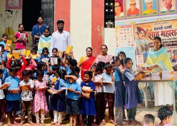 “राजर्षी शाहू महाराज जयंतीनिमित्त सम्राट सेवाभावी सामाजिक संस्थेचा स्तुत्य उपक्रम गरजू विद्यार्थ्यांना शालेय साहित्याचे वाटप”
