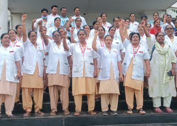 अधिपरिचारका व परिसेविका यांची समपदावर समायोजन करण्याच्या मागणीसाठी निदर्शने 