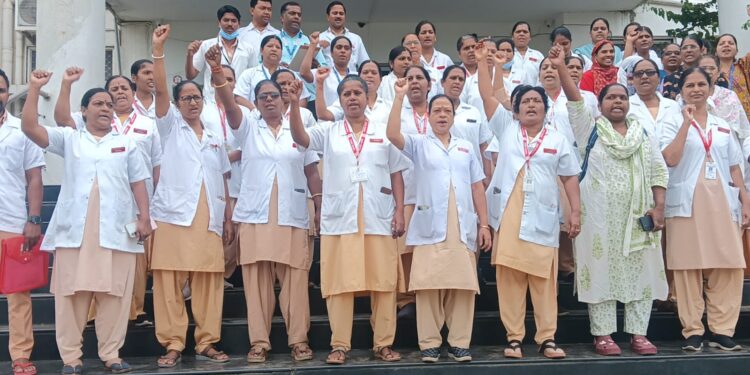 अधिपरिचारका व परिसेविका यांची समपदावर समायोजन करण्याच्या मागणीसाठी निदर्शने 