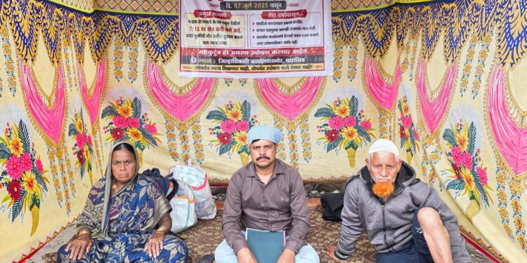“महसूल विभागाचा गलथान कारभार शेतकऱ्यांच्या जीवावर! कालवा नसतानाही ७/१२ वरून २८ गुंठे जमीन गायब; न्याय मिळण्यासाठी कुटुंबाचे आमरण उपोषण सुरू”