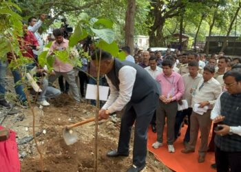 एसटीच्या ७८ व्या वर्धापन दिनानिमित्त राज्यभर वृक्षारोपण अभियानाचा शुभारंभ; “झाडे लावा, झाडे जगवा”चा परिवहन मंत्री प्रताप सरनाईक यांचा संदेश