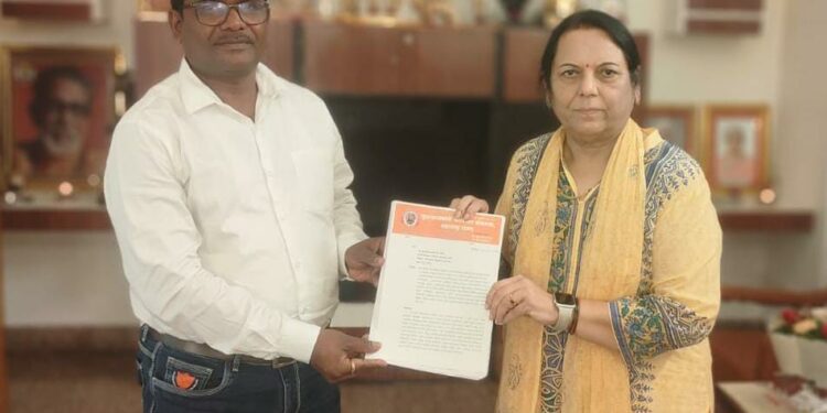 ऊसतोड कामगारांच्या प्रलंबित कल्याणकारी योजनांबाबत डॉ. नीलम गोऱ्हे यांचा पुढाकार; समाजकल्याण आयुक्तांसोबत बैठक घेणार