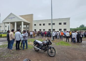 आळणी ग्रामस्थांचा पोलीस अधीक्षक कार्यालय परिसरात ठिय्या.तणावाची परिस्थिती