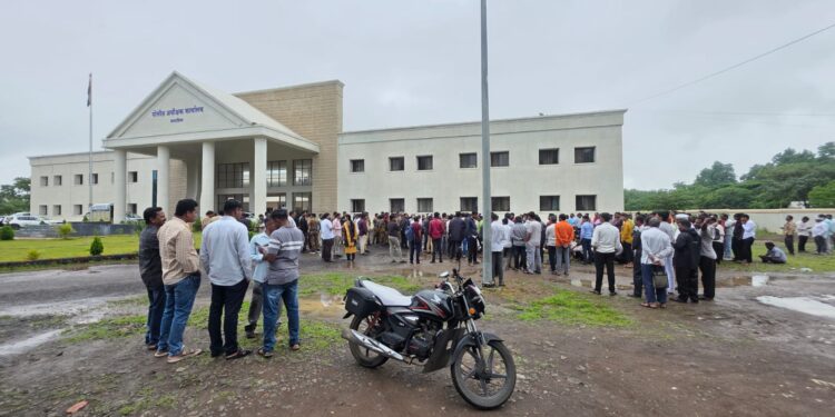 आळणी ग्रामस्थांचा पोलीस अधीक्षक कार्यालय परिसरात ठिय्या.तणावाची परिस्थिती
