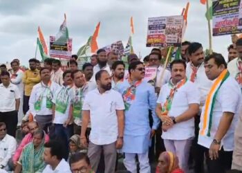 तामलवाडी टोलनाका परिसरातील स्थानिकांच्या रोजगारासाठी काँग्रेसचा एल्गार;