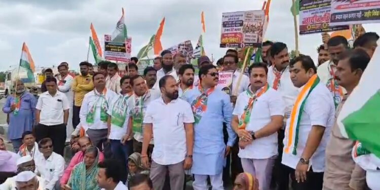 तामलवाडी टोलनाका परिसरातील स्थानिकांच्या रोजगारासाठी काँग्रेसचा एल्गार;