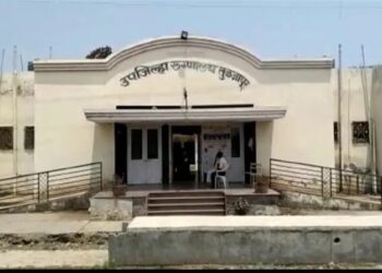 मास्क काढा म्हणत वैद्यकीय अधिकाऱ्यांशी हुज्जत;