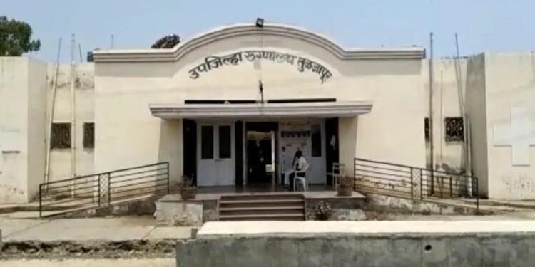 मास्क काढा म्हणत वैद्यकीय अधिकाऱ्यांशी हुज्जत;